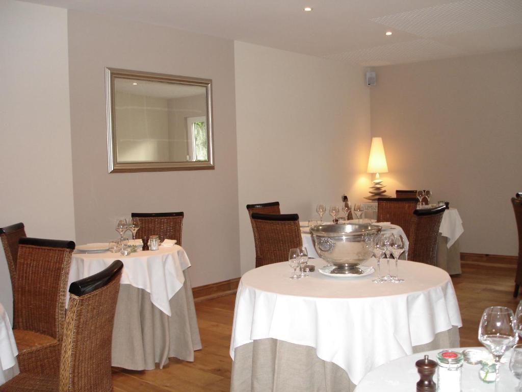 Отель Logis Auberge Cote Jardin Лезиньян-Корбьер Экстерьер фото
