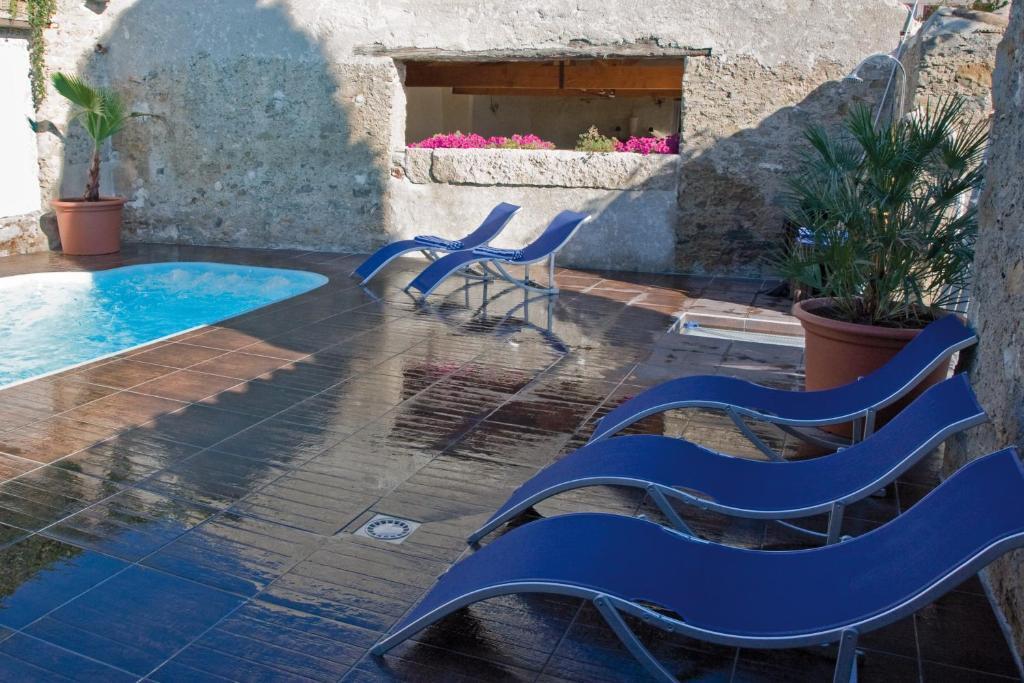 Отель Logis Auberge Cote Jardin Лезиньян-Корбьер Экстерьер фото