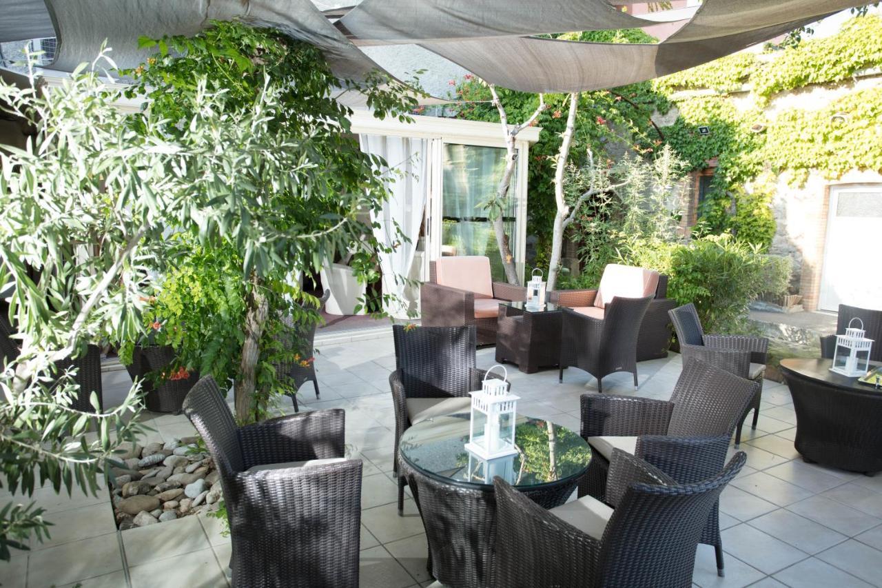 Отель Logis Auberge Cote Jardin Лезиньян-Корбьер Экстерьер фото